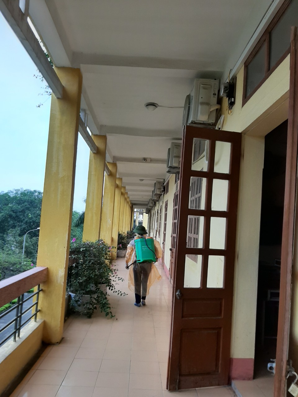 Phun thuốc khử khuẩn hành lang lớp học
